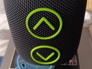 El Lidimi LD-S646 es un parlante portátil diseñado para ofrecer una experiencia de audio versátil y resistente, ideal para actividades al aire libre y uso diario. A continuación, se detallan sus principales características: 🔊 Especificaciones Técnicas Potencia de salida: 10W RMS Tamaño del altavoz: 2.25 pulgadas Dimensiones: 12.5 x 10.2 x 10.2 cm Peso: 0.7 kg Material: Tela resistente y ABS facebook.com +4 falabella.com.pe +4 mercadolibre.com.ar +4 🔋 Batería y Autonomía Capacidad de batería: 3000 mAh Tiempo de carga: 3 a 5 horas (vía USB Tipo C) Autonomía: Hasta 20 horas de reproducción continua falabella.com.pe +1 mercadolibre.com.ar +1 📡 Conectividad y Funciones Bluetooth: Sí Radio FM: Sí Entradas: USB, tarjeta TF (microSD) Función TWS (True Wireless Stereo): Sí, permite emparejar dos unidades para sonido estéreo Luces LED RGB: Sí, para efectos visuales dinámicos Resistencia al agua: Certificación IPX5/IPX6, protege contra salpicaduras y polvo
